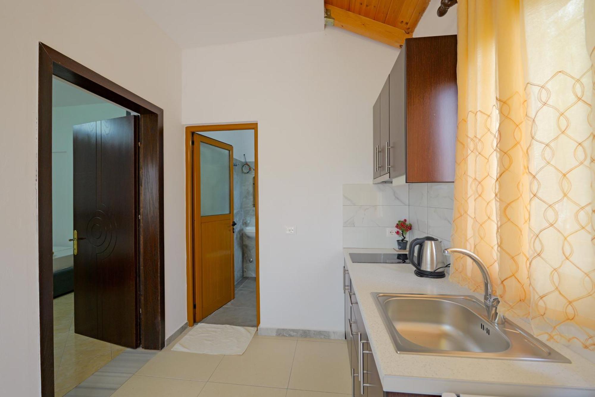 Brahimi Guest House Ksamil Exteriör bild